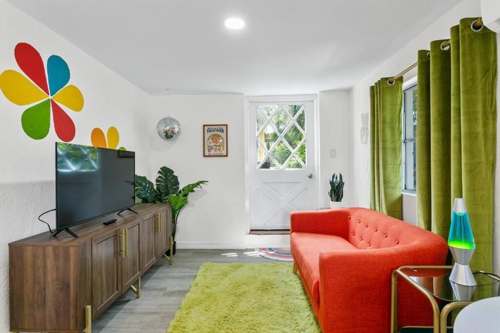 That 70'S Themed Apt Close To Coffee, Food + Shops Tampa Exterior photo